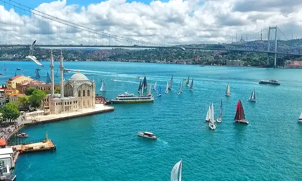 berlayar di selat bosphorus