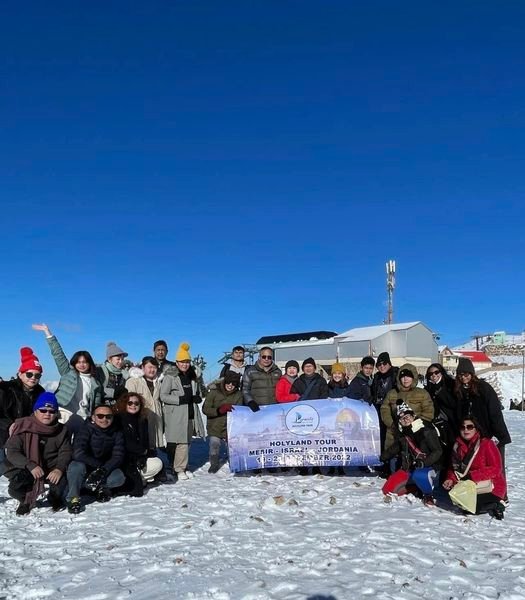 Menikmati salju di Gunung Hermon